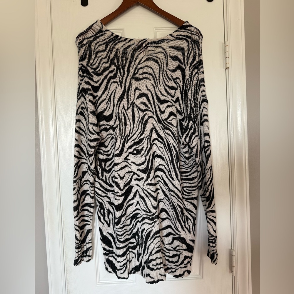 Show Me Your Mumu Women’s Zebra Print Hug Me Pullovers Sweater size XS NWOT - Picture 8 of 11